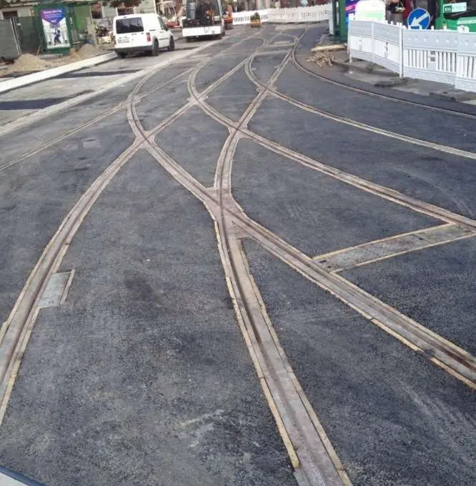 Svježe asfaltirano raskrižje s tramvajskom prugom